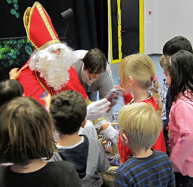 In Saint-Louis beschenkte der Weihnachtsmann auch die Haltinger Kinder.   | Foto: Privat