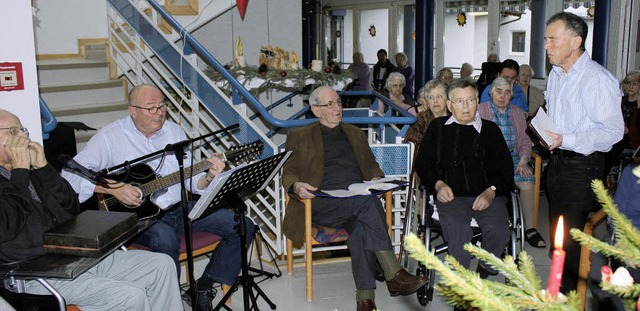 Der 91-jhrige Wolfgang Schossig als M...eihnachtsfeier mit heimatlichen Tnen.  | Foto: Rolf-Dieter kanmacher