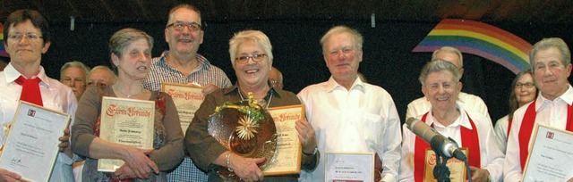 Der Gesangverein Schallbach ehrte bei ...bauer, Herta Fischer und Elsa Grlin.  | Foto: Regine Ounas-Krusel