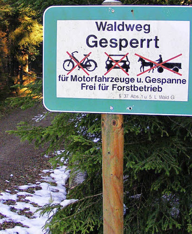 Dieses Schild sollte zum Wohle der Waldtiere  ernst genommen werden.  | Foto: Wolfgang Adam