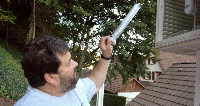 Helmut Kohler an einer seiner beiden Wetterstationen in Schwrstadt   | Foto: Ralf H. Dorweiler