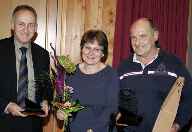 Die Deutschen Boule-Vizemeister Martin...meister Urban Singler geehrt (links).   | Foto: Karin Heiss