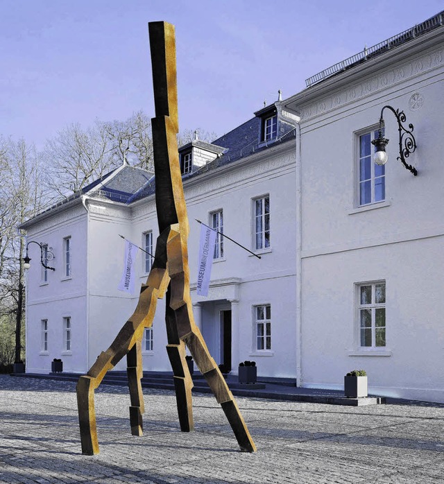 Originelles bahnt sich an hinter den M... Skulptur von David Nash vor der Tr.   | Foto: MUSEUm