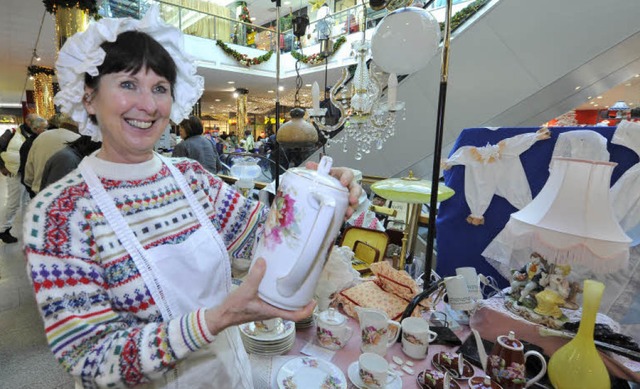 Ilse Ewerhardy prsentiert ihr Kaffeeservice aus dem Jahr 1872.   | Foto: Michael Bamberger