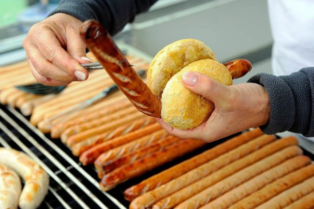 Freiburgs berhmtestes Essen auf die Hand: Die Lange Rote vom Mnstermarkt.  | Foto: Ingo Schneider