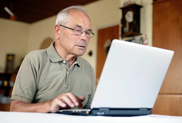 Frher in den Ruhestand? Ein Rentner zu Hause am Laptop  | Foto: dpa