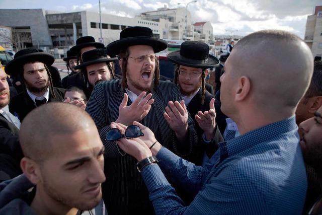 Ultraorthodoxe Juden verteidigen ihre Ansichten am Montag in Beit Schemesch.   | Foto: AFP