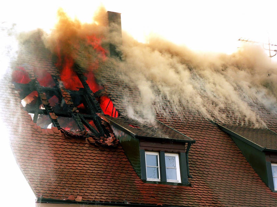 Ein Feuer zerstörte am 10. Mai den Dac...angelischen Pfarrhauses in Köndringen.  | Foto: Aribert Rüssel