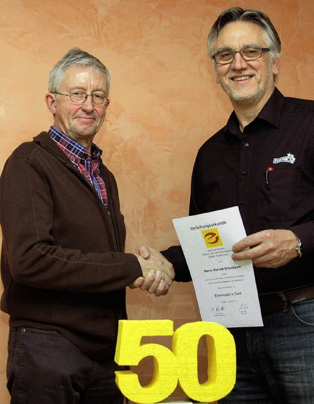 Dank an Wilfried Deibel (links), recht... Billian, der die Urkunde berreicht.   | Foto: Wolfgang Beck