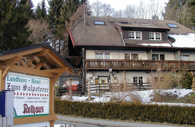 Das Hotel Salpeterer in der Ortsdurchf...t die gewerbliche Nutzung aufgegeben.   | Foto: WOLFGANG ADAM