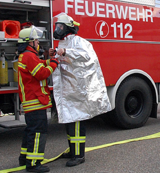 Vorsorglich legten einige Wehrleute  Hitzeschutzanzge an.   | Foto: Frey