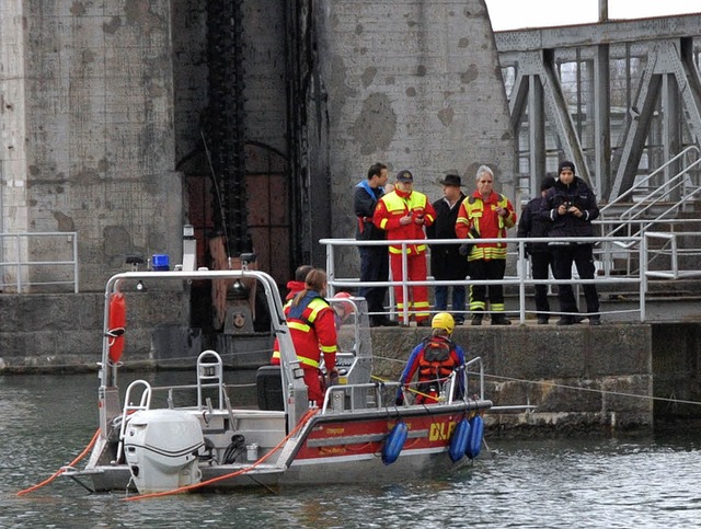 Von einem Pfeiler aus dirigierte Komma...n links) die Rettungskrfte der DLRG.   | Foto: Frey