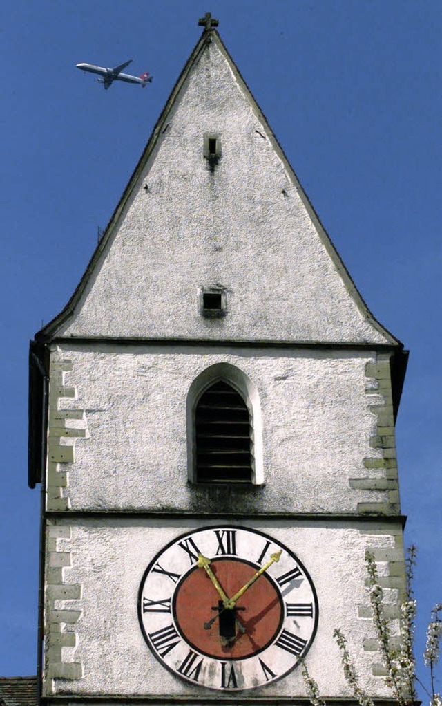 Bereit zum Landen: Eine Maschine der S...  am Kirchturm in Hohentengen vorbei.   | Foto: DPA/GEMS-Thoma