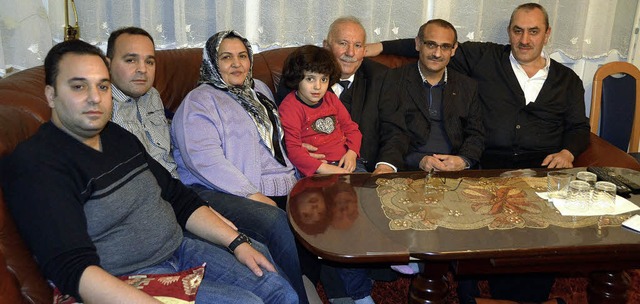 Suleyman Turgut (Mitte) mit Familie un...salund Basri Begen vom Moscheeverein.   | Foto: Sabine Ehrentreich