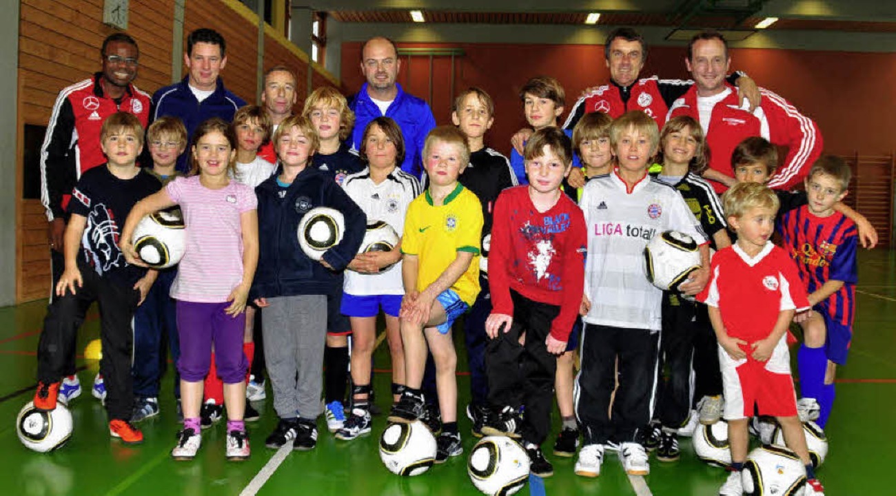 DFB-Trainer, Kinder und Jugendtrainer ...gemeinsamen Arbeit in der Sporthalle.   | Foto: Stefan Pichler