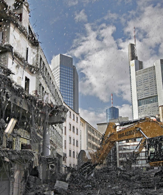 Groer Abriss:  Bagger rollen unweit d...entralbank (hinten li.) in Frankfurt.   | Foto: dpa/dapd