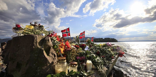 Gedenksttte fr die Opfer des Terrors...rilfjords. Im Hintergrund liegt Utya.  | Foto: DAPD