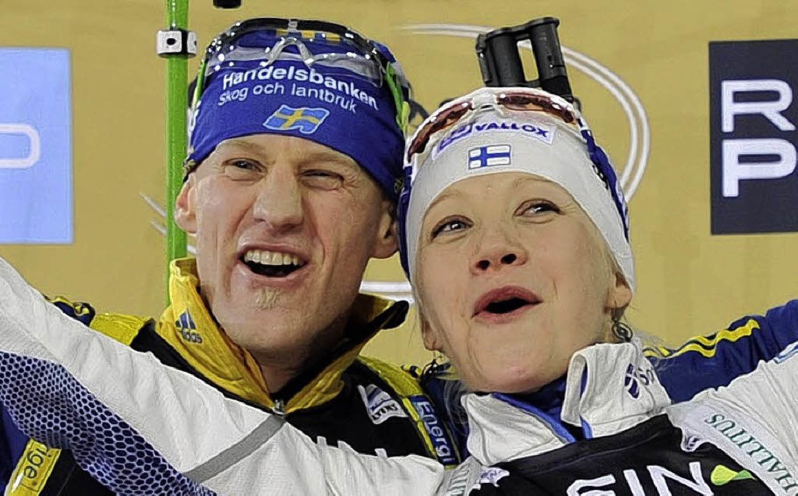 Die finnische Biathletin Kaisa Mäkäräi...Bergmann freuen sich über den Erfolg.   | Foto: dpa
