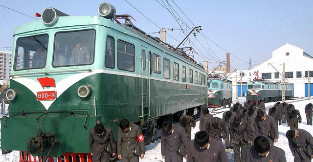 Nordkoreaner bei der dreimintigen Schweigezeit   | Foto: dpa