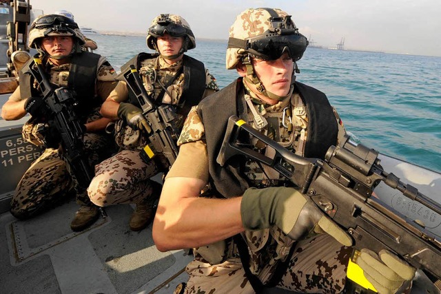 Bundeswehrsoldaten auf See vor Dschibuti beim Kampf gegen Piraten   | Foto: ddp