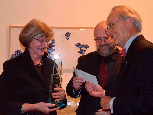 Ulrike Huber und Wolfgang Ehrl vom Bc...lf Henche (rechts) den Preis entgegen.  | Foto: Ingrid Bhm-Jacob