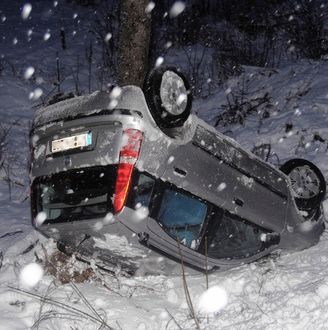 Unfall auf schneeglatter Fahrbahn. Das... Dach, die Fahrerin blieb unverletzt.   | Foto: aqka