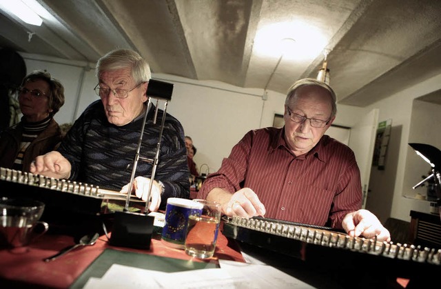 Eugen Reichenbach (links) und Alex Kopf an der Zither   | Foto: Christoph Breithaupt