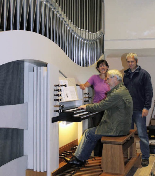 Michaela  Jung, Organist  Dieter Sigwart und Orgelbaumeister Jrg Backeberg  | Foto: Gert Brichta