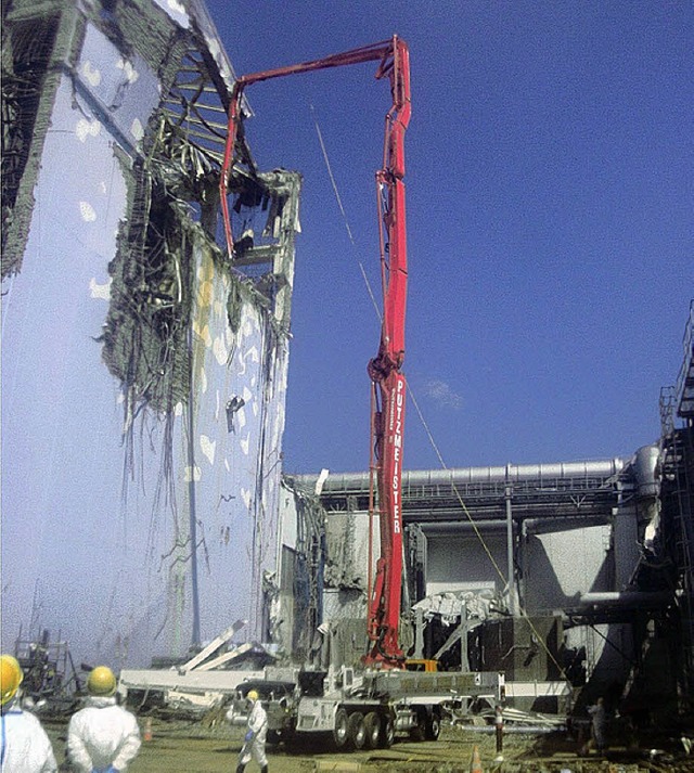 Mit einer deutschen Betonpumpe wurde das AKW in Fukushima gekhlt.  | Foto: dpa