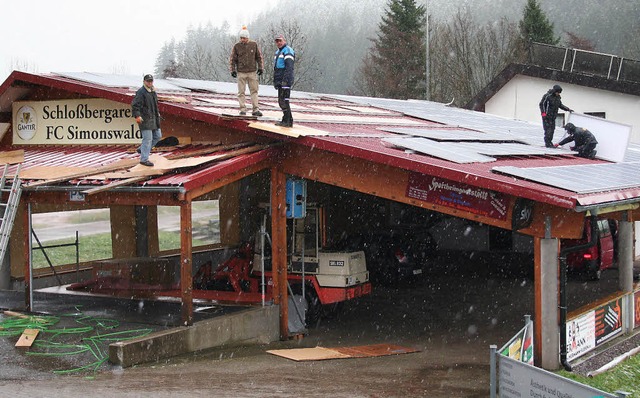 Mitglieder des FC Simonswald installie...oltaikanlage auf dem Clubheimvordach.   | Foto: K. Heiss