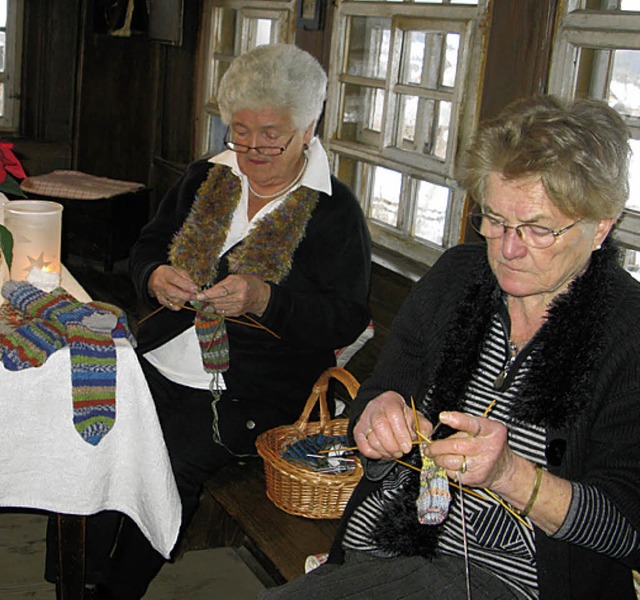 Annemarie Spitz und Lydia Kpfer gaben den Besuchern Tipps frs Sockenstricken.   | Foto: Spiegelhalter