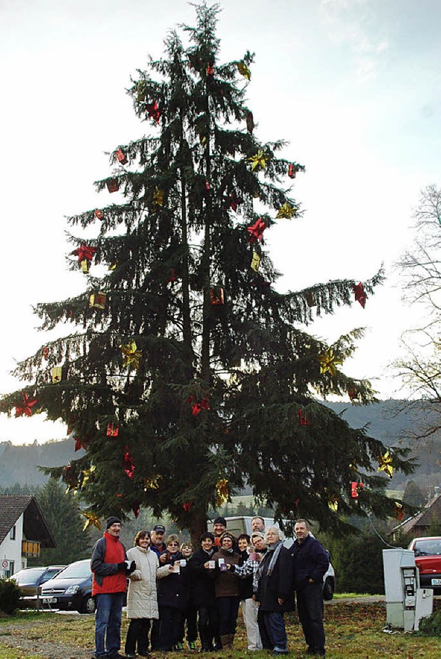 Die Tanne im Wembacher Park wurde geschmckt.   | Foto: Held