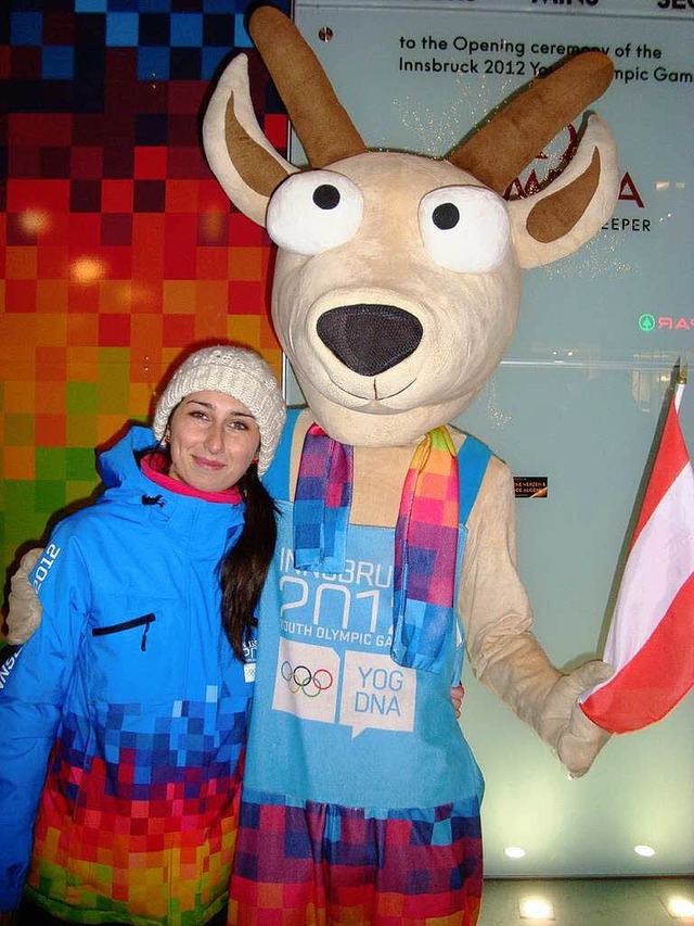 Jasmin Simoneit und das Maskottchen Yo...ie 1. Olympischen Jugend-Winterspiele.  | Foto: Heidrun Simoneit