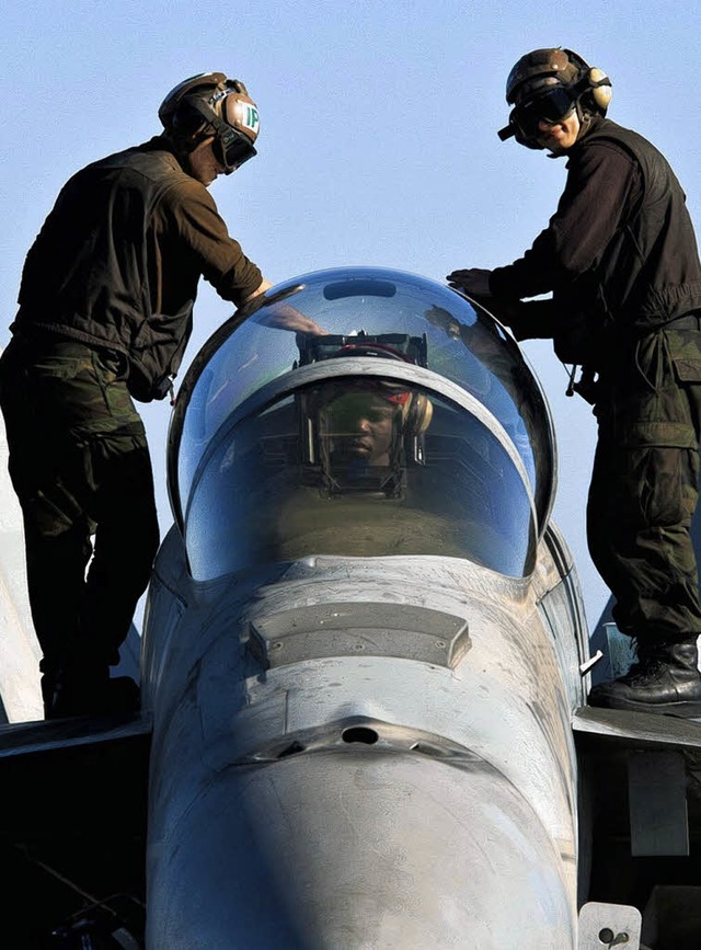 Prsent in der Region: US-Soldaten auf einem Flugzeugtrger im Persischen Golf  | Foto: dpa