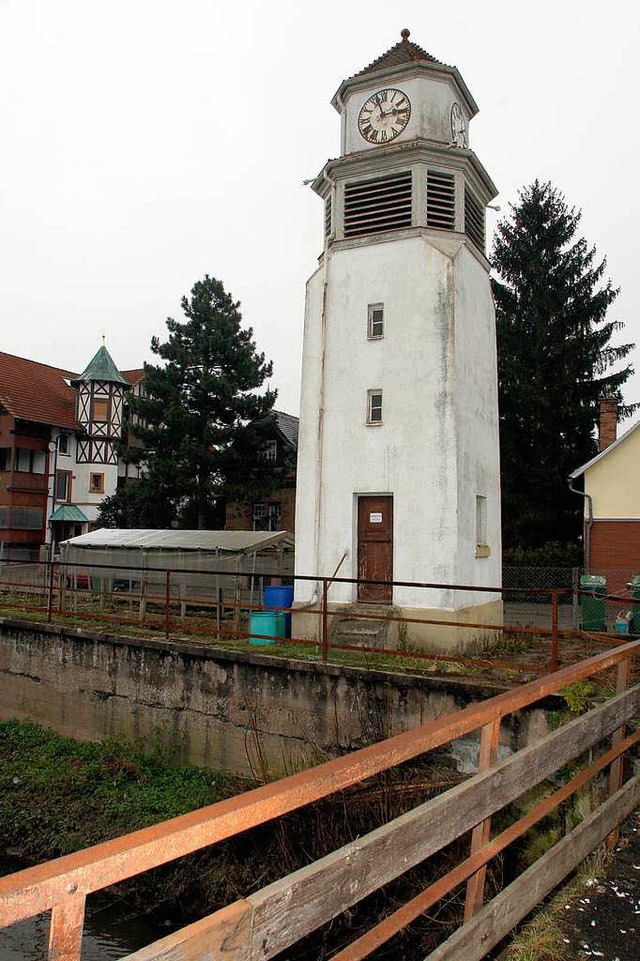 Der gut zehn Meter hohe Glockenturm in...u kommt Mitte Januar unter den Hammer.  | Foto: Heidi Foessel