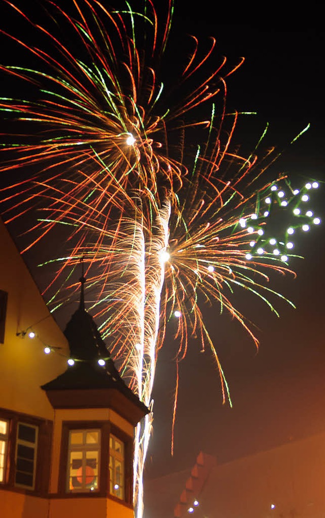 Silvesterfeuerwerk in Kenzingen. Das F...Im Vordergrund das Gasthaus zur Krone.  | Foto: Sebastian Schughart