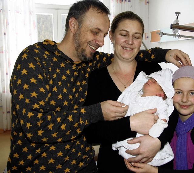 Hamza Suljovic mit seiner stolzen Fami...do, Mutter Refija und Schwester Amina.  | Foto: Eva Korinth, akh