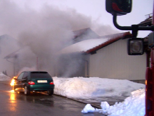 Der Motorraum eines Kleinwagens stand ...hr am Neujahrsmorgen vor Ort eintraf.   | Foto: Feuerwehr Herrischried