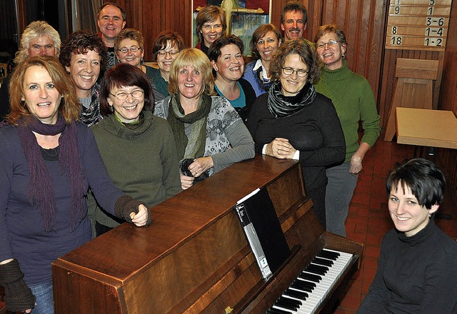 Ein kleiner Teil des Chrles  bereitet...am Klavier), aufs Kirchenkonzert vor.   | Foto: Lux