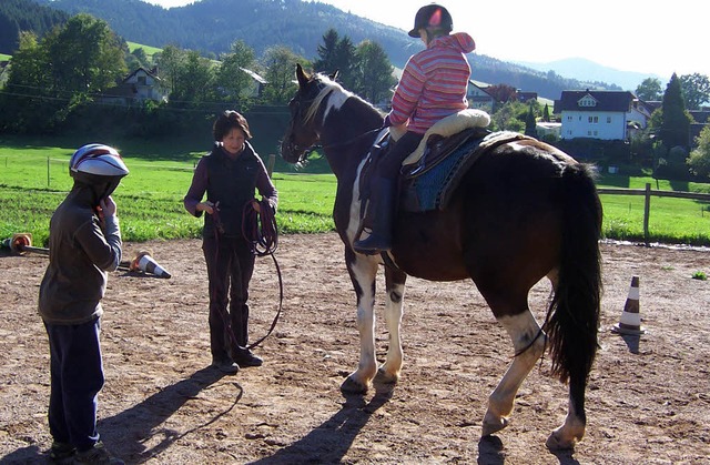 Vier Kinder aus der dritten und vierte...schule Prechtal beim sozialen Lernen.   | Foto: Schule