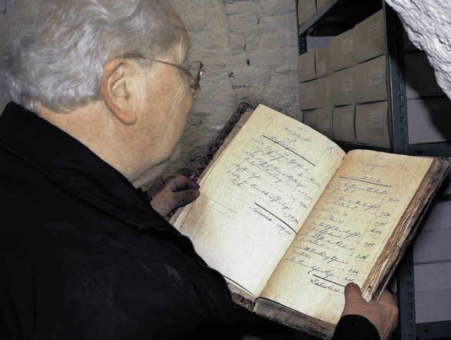 Heinrich Feldmann entlockt den Dokumen...erige Vorarbeit war dafr notwendig.    | Foto: Krickl