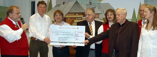 Eine Spende von 3419 Euro fr den Frd...ranistin Uschi Dutschke (von  links).   | Foto: Ulrike Jger