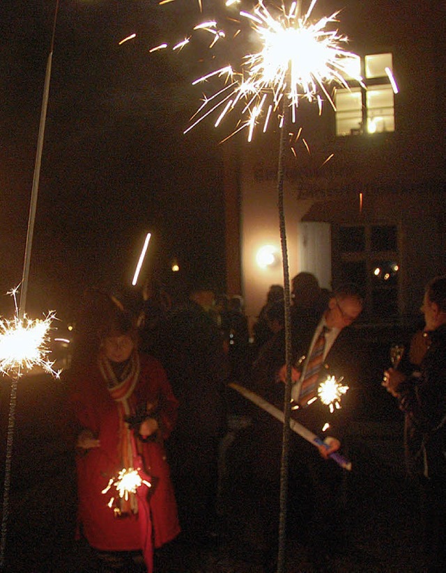 Extralange Wunderkerzen leuchteten am Bonhoefferhaus in Istein.  | Foto: Hannes Lauber