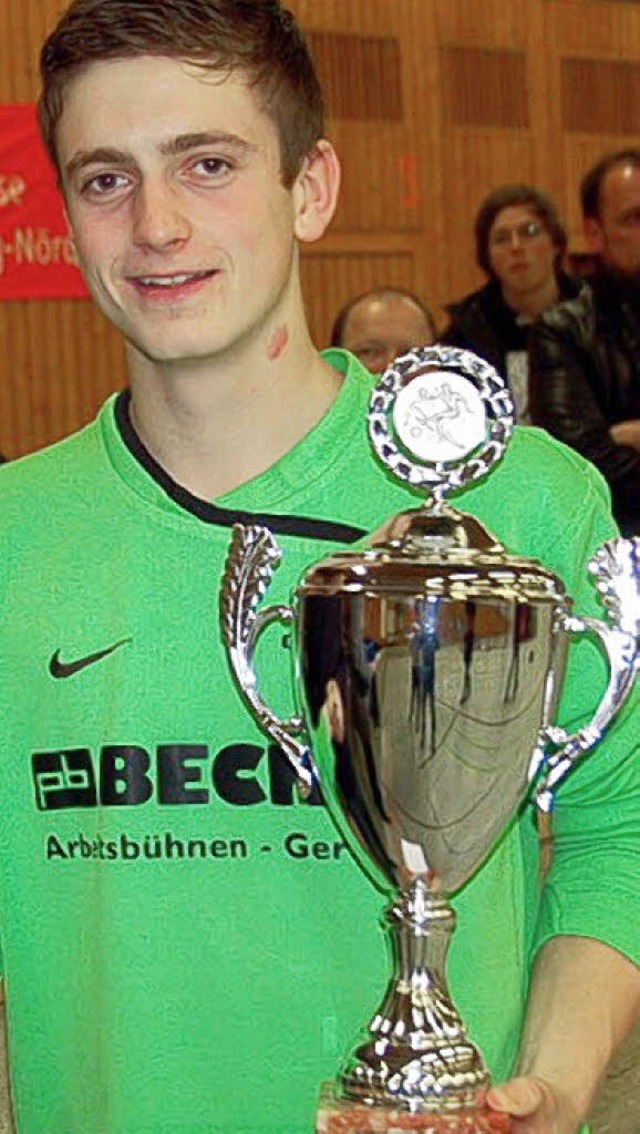 Pascal Geiger (FC Denzlingen) prsentiert den  Siegerpokal.   | Foto: pfr