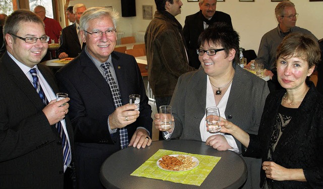 Bad Sckingens Neubrgermeister Alexan...len (von links) auf das neue Jahr an.   | Foto: Hrvoje Miloslavic