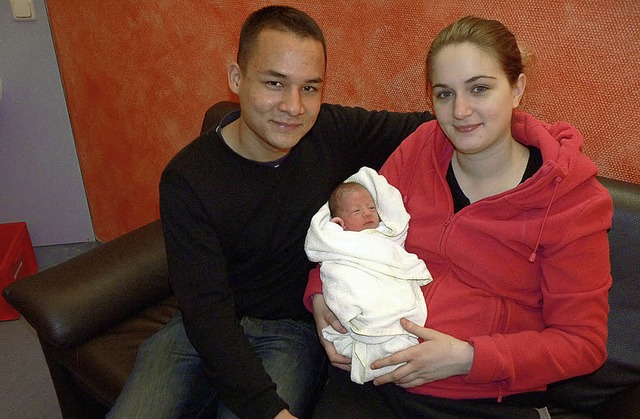 Mama Julia (22) und Papa Carsten (22) ... Leonie Fabienne kurz nach der Geburt   | Foto: weizenecker