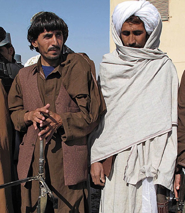 Eher eine Ausnahme: Taliban-Kmpfer, d... Bild freiwillig ihre Waffen abgeben.   | Foto: DPA