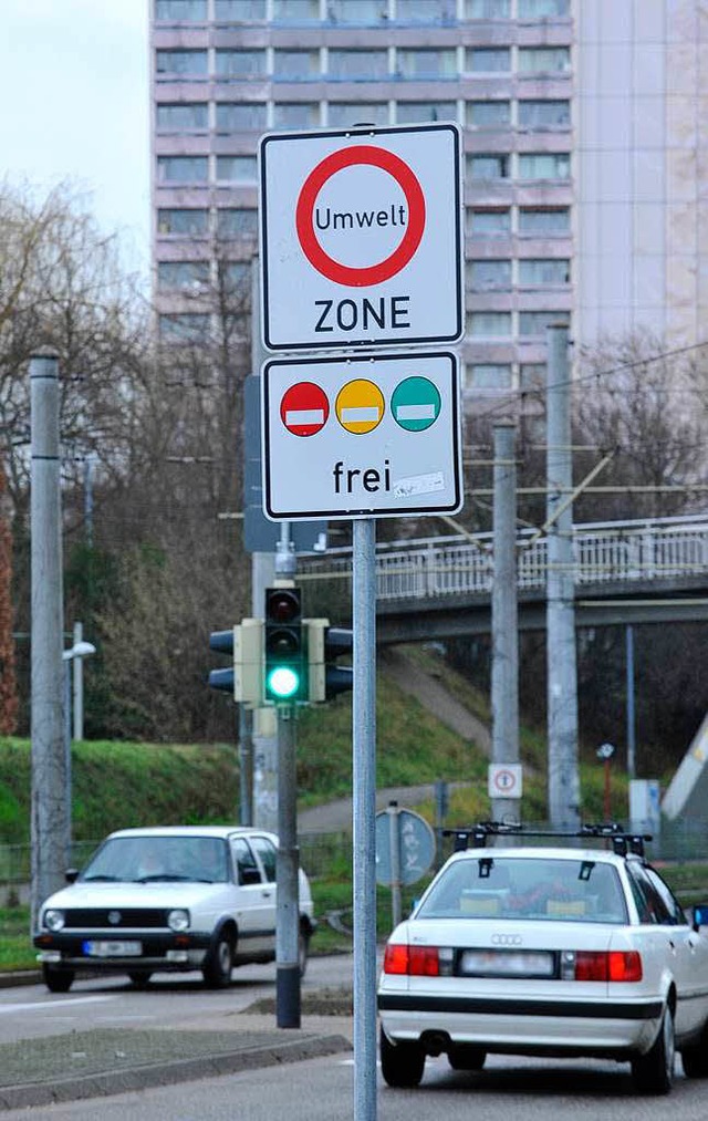 Autos mit roter Plakette drfen seit g...ie Schilder sind  noch nicht erneuert.  | Foto: Bamberger