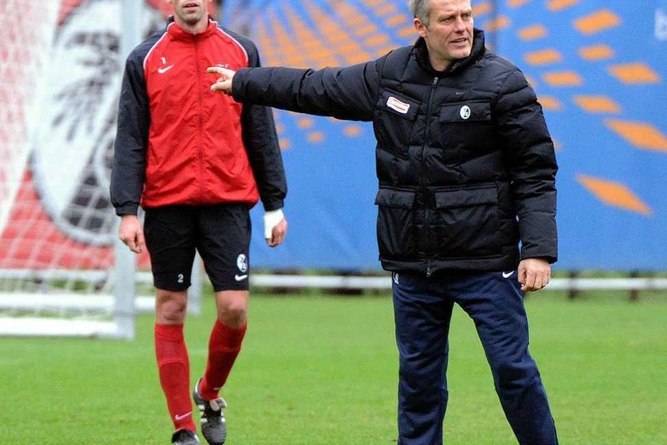 Trainingsauftakt nach der Festtagspause: Der neue Übungsleiter Christian Streich und die Profis des SC Freiburg, (Foto: Michael Heuberger) Trainingsauftakt nach der Festtagspause: Der neue Übungsleiter Christian Streich und die Profis des SC Freiburg, (Foto: Michael Heuberger)