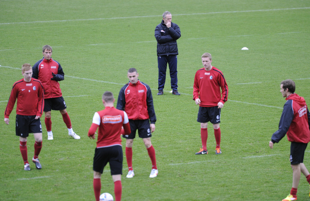 Trainingsauftakt nach der Festtagspause: Der neue bungsleiter Christian Streich und die Profis des SC Freiburg,